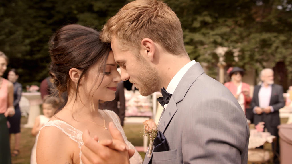 Gzsz Folge 6569 Vom 09 08 2018 Emily Und Paul Feiern Ihre Romantische Hochzeit