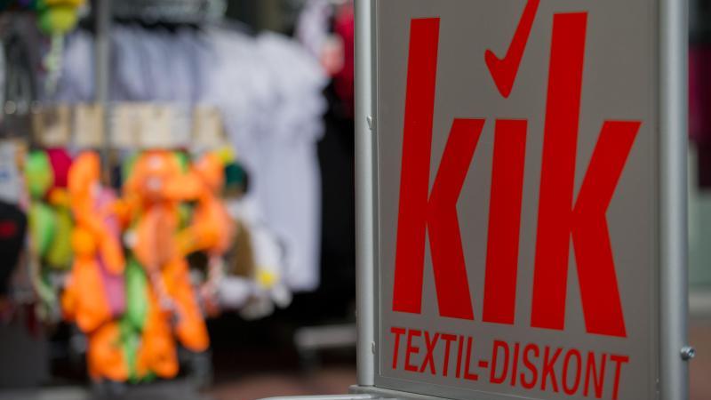 Das Logo des Textilanbieters KiK vor einer Filiale.