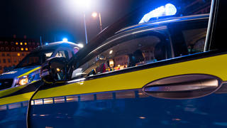 ARCHIV - 30.06.2018, Sachsen, Dresden: Fahrzeuge der Polizei mit Blaulicht stehen am Abend auf dem Neumarkt. (zu dpa «Wer will zum Tatort? Werbekampagne der Polizei erlebt Neuauflage» vom 05.08.2018) Foto: Monika Skolimowska/ZB/dpa +++ dpa-Bildfunk +++