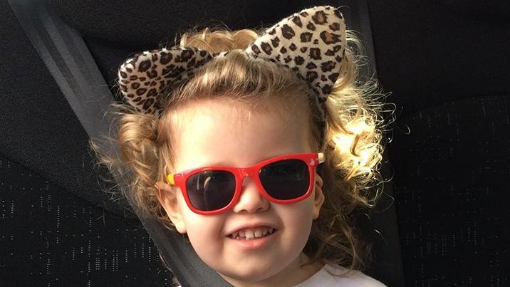 Ophelia Morgan-Dew, ein dreijähriges Mädchen mit einem IQ von 171, mit Leopardenohren und Sonnenbrille