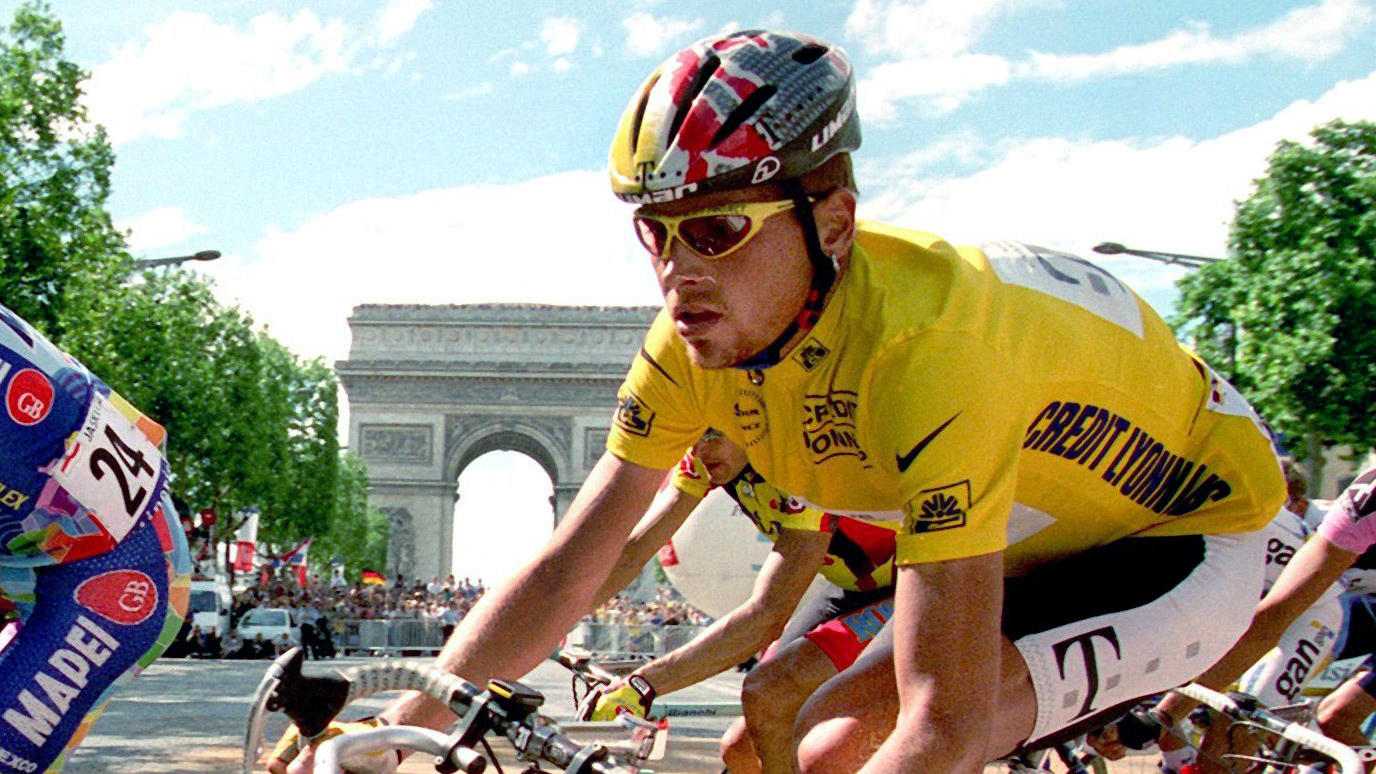 ARCHIV - Der 23jährige Radprofi Jan Ullrich vom Team Deutsche Telekom steuert im Gelben Trikot des Tour de France-Spitzenreiters im Fahrerfeld auf den Champs Elysees in Paris dem Ziel entgegen (Archivfoto vom 27.07.1997). Ullrich ist am Freitag (30.0