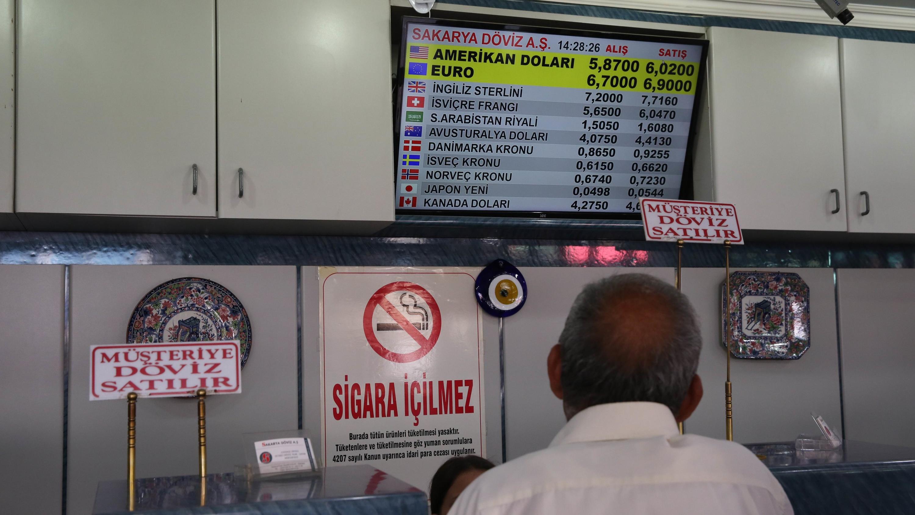 10.08.2018, Türkei, Ankara: Ein Mitarbeiter einer Wechselstube in der türkischen Hauptstadt beobachtet Wechselkurse auf einem Bildschirm. Nach einer neuen Eskalation zwischen der Türkei und den USA hat sich der Verfall der türkischen Landeswährung Li