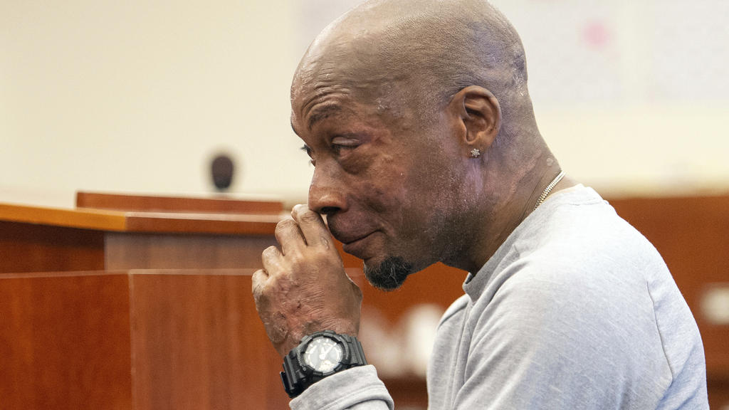 10.08.2018, USA, San Francisco: Kläger und Krebs-Opfer Dewayne Johnson reagiert nach der Urteilsverkündung im Monsanto-Prozess. Die Bayer-Tochter Monsanto ist im ersten Prozess wegen angeblich verschleierter Krebsrisiken seines Unkrautvernichters Rou