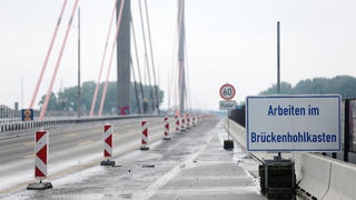 ARCHIV - 12.08.2016, Nordrhein-Westfalen, Köln: Ein Schild mit der Aufschrift "Arbeiten im Brückenhohlkasten" steht auf der Leverkusener Brücke der A1. (zu dpa «Brückeneinsturz in Italien - kein zusätzlicher Handlungsbedarf in NRW» vom 14.08.2018) Foto: Oliver Berg/dpa +++ dpa-Bildfunk +++
