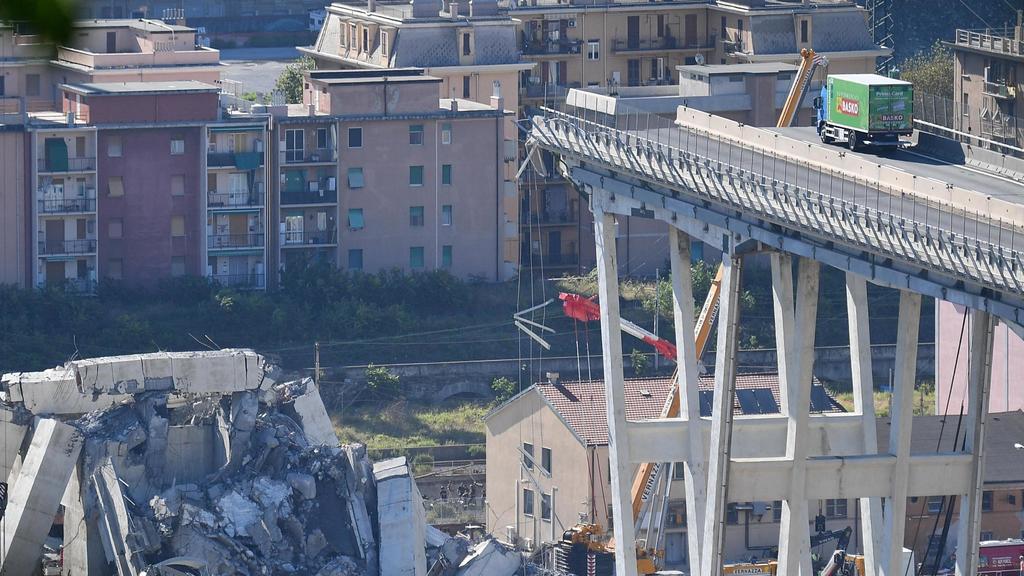 15.08.2018, Italien, Genua: Ein Lkw steht auf der am Vortag eingestürzten Autobahnbrücke Morandi. Foto: Luca Zennaro/ANSA/AP/dpa +++ dpa-Bildfunk +++