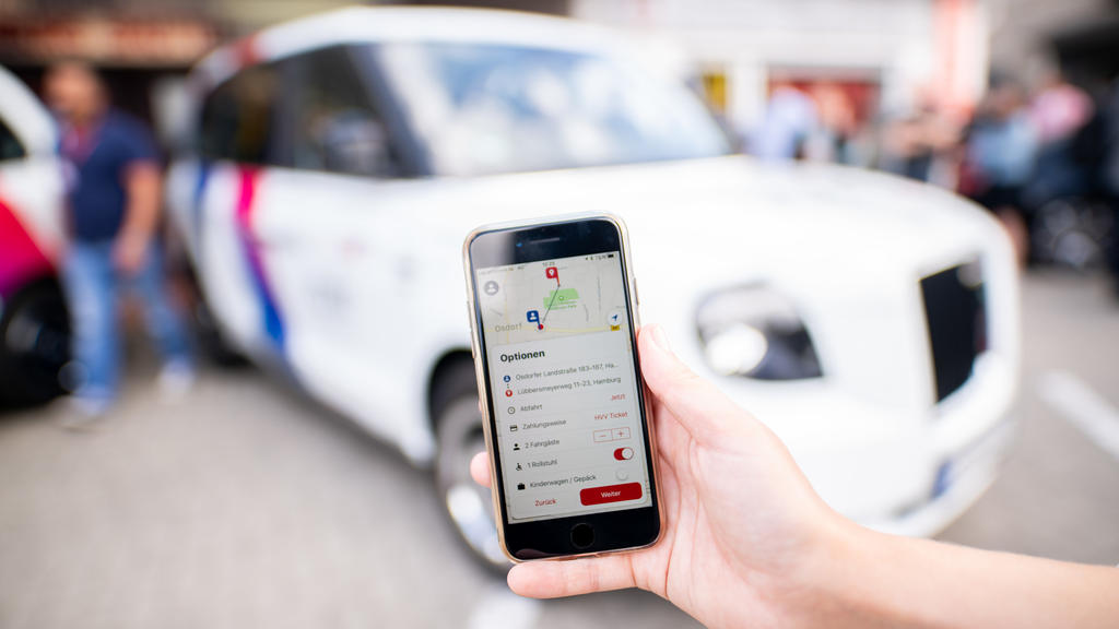 Wer auf dem Smartphone die Benzinpreise vergleicht, kann Geld sparen