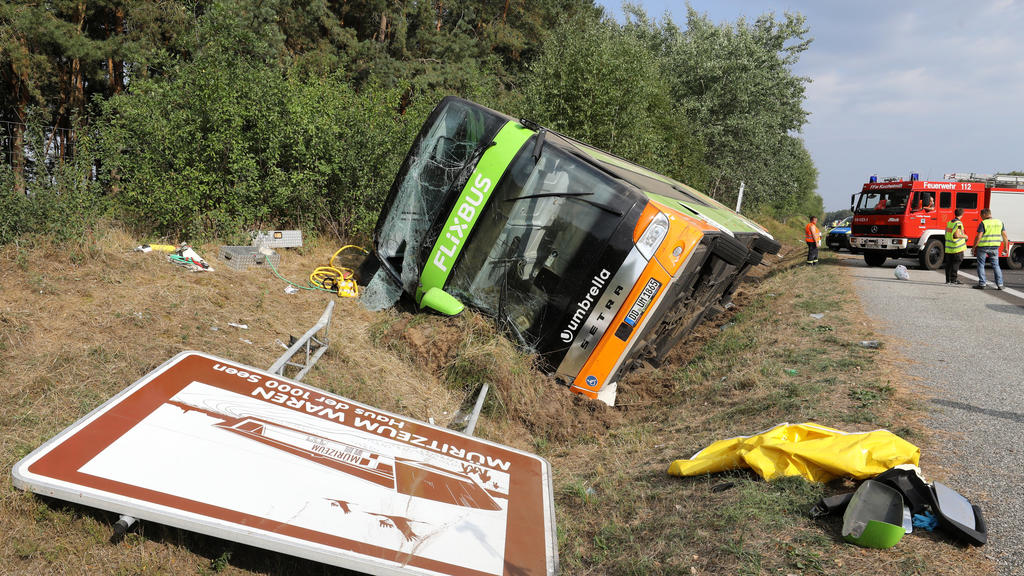 Rettungskräfte nach Fernbus-Unglück auf der A19.