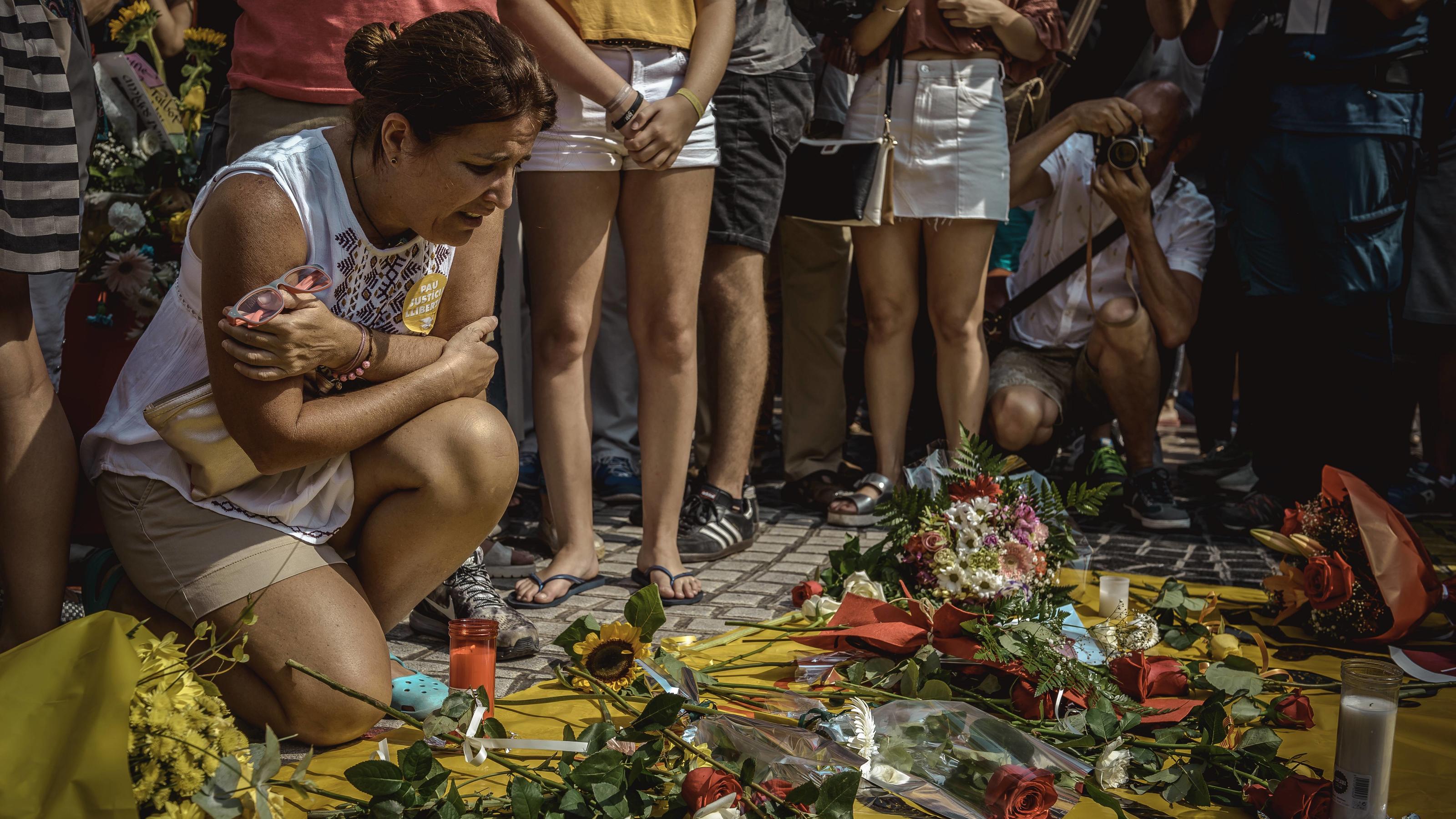 August 17, 2018 - Barcelona, Catalonia, Spain - A mourner commemorates the one-year anniversary of a jihadist terror attack which killed 16 people and injured more than 100 at a makeshift memorial in Las Ramblas Barcelona Spain PUBLICATIONxINxGERxSUI