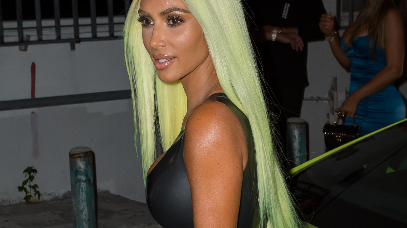 Kim Kardashian Sorgt Im Neon Look Fur Aufsehen