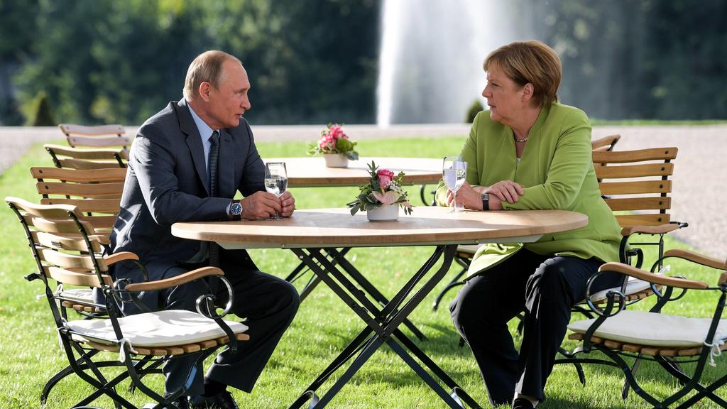 GRANSEE, GERMANY - AUGUST 18, 2018: Russia s President Vladimir Putin (L) and German Chancellor Angela Merkel meet at a reception house at Schloss Meseberg. Alexei Druzhinin/Russian Presidential Press and Information Office/TASS PUBLICATIONxINxGERxAU