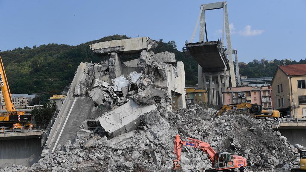 19.08.2018, Italien, Genua: Ein Blick auf die eingestürzte Morandi Autobahnbrücke. 43 Menschen kamen nach aktuellen Angaben bei dem Unglück am 14.08.2018 ums Leben. Die letzten Leichen wurden in der Nacht zum Sonntag (19.08.2018) aus den Trümmern geb