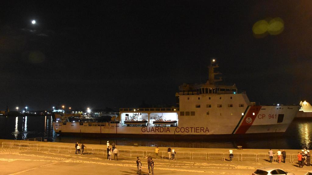 Italien, Catania: Das italienische Küstenwachschiff "Diciotti" liegt im Hafen von Catania.