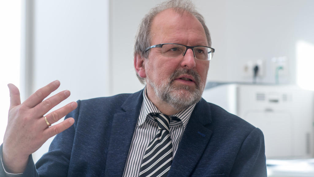 ARCHIV - 05.02.2018, Bayern, Deggendorf: Heinz-Peter Meidinger, Präsident des Deutschen Lehrerverbandes und Schulleiter des Robert-Koch-Gymnasiums in Deggendorf. (zu dpa «Lehrerpräsident sieht Tablets an Grundschulen mit Skepsis» vom 07.05.2018) Fo