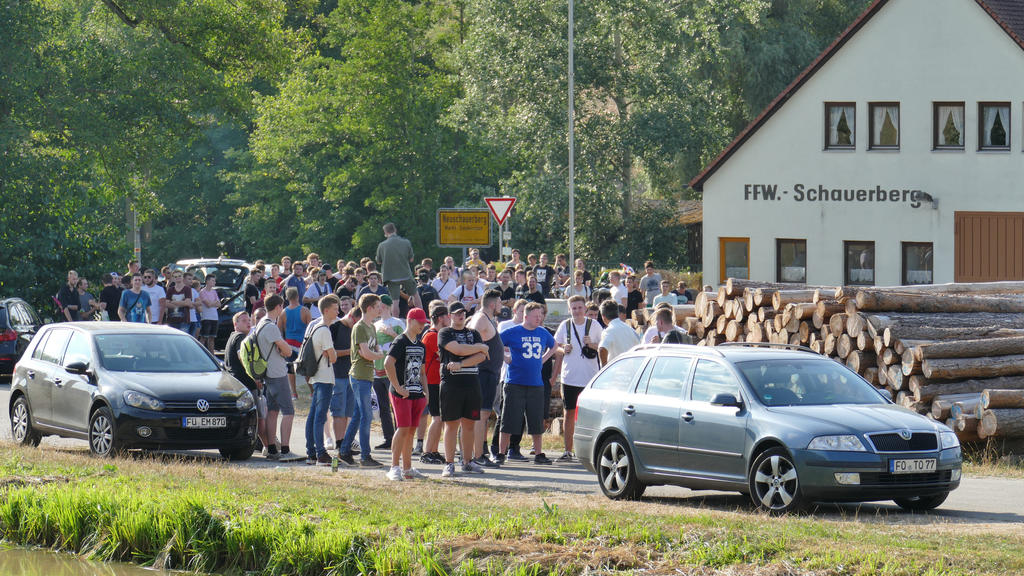 20.08.2018, Bayern, EmTeilnehmer einer Hass-Demo gegen den Youtuber "Drachenlord". skirchen. Teilnehmer einer Hass-Demo gegen den Youtuber «Drachenlord». Trotz eines Versammlungsverbots waren mehrere Hundert Menschen zu der Demonstration gekommen. In
