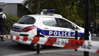 23.08.2018, Frankreich, Trappes: Polizisten sichern den Tatort nach einer Messerattacke mit zwei Toten und einem Verletzten. Bei den beiden Todesopfern einer Messerattacke in Frankreich handelt es sich um Angehörige des Angreifers. Die Terrormiliz Islamischer Staat (IS) hatte die tödliche Attacke für sich reklamiert. Französische Medien berichteten aber, dass die Ermittler Hinweisen auf einen Familienstreit nachgingen. Foto: Chen Yichen/XinHua/dpa +++ dpa-Bildfunk +++