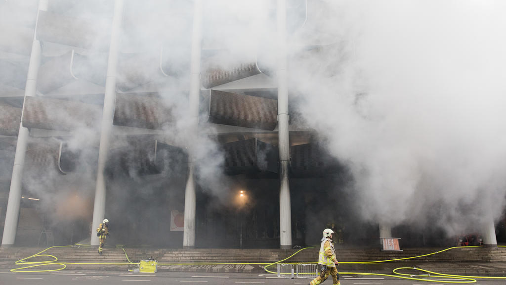 Dichter Rauch kommt am 07.02.2017 aus einem Parkhaus in der Innenstadt in Hannover (Niedersachsen). Zuvor war in einem Fahrradladen im Erdgeschoss ein Feuer ausgebrochen. Foto: Philip von Ditfurth/dpa | Verwendung weltweit