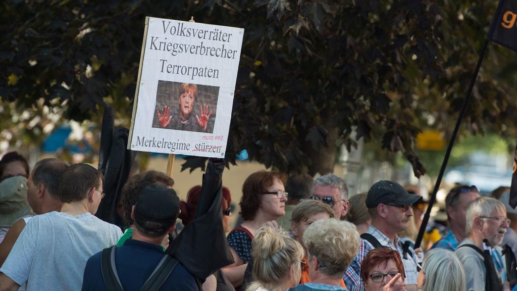 ARCHIV - 16.08.2018, Sachsen, Dresden: Teilnehmer einer Demonstration der islamfeindlichen Pegida-Bewegung stehen anlässlich des bevorstehenden Besuchs von Bundeskanzlerin Merkel (CDU) im Sächsischen Landtag an einer Straßenkreuzung. Ein Mann hatte s