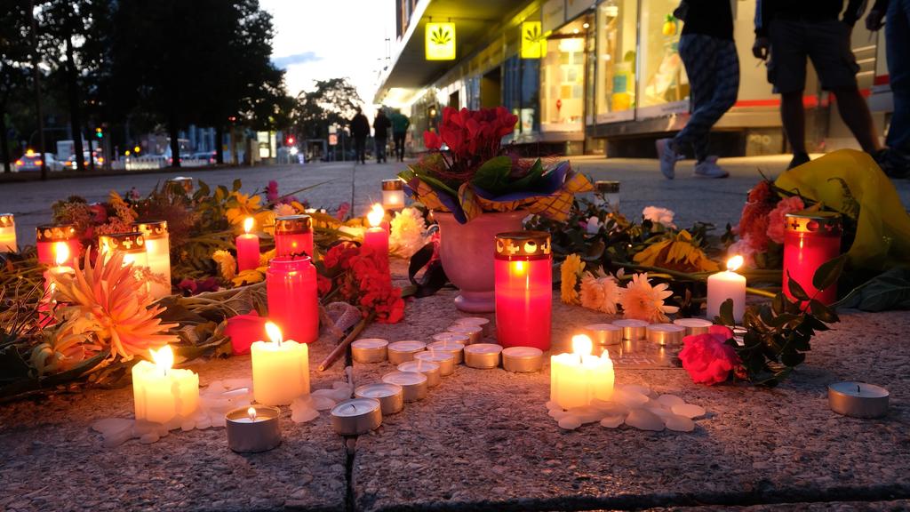 26.08.2018, Sachsen, Chemnitz: Blumen und Kerzen liegen auf einem Weg in der Chemnitzer Innenstadt. Nach dem verhängnisvollen Streit in der Chemnitzer Innenstadt in der Nacht zu Sonntag mit einem Todesopfer und zwei Verletzten endet das Stadtfest vor