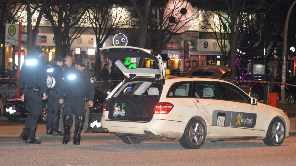 Einschusslöcher sind am 29.12.2015 in den Türen eines Taxis auf der Holstenstraße im Hamburger Stadtteil St. Pauli zu sehen. Bei einer Schießerei nahe der Hamburger Reeperbahn war ein Rocker schwer verletzt worden. Das Mitglied des Rockerclubs Mongol