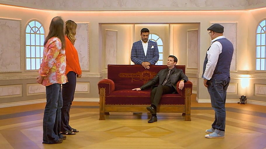 Die Experten machen sich ein gründliches Bild von Miriams Sofa. 