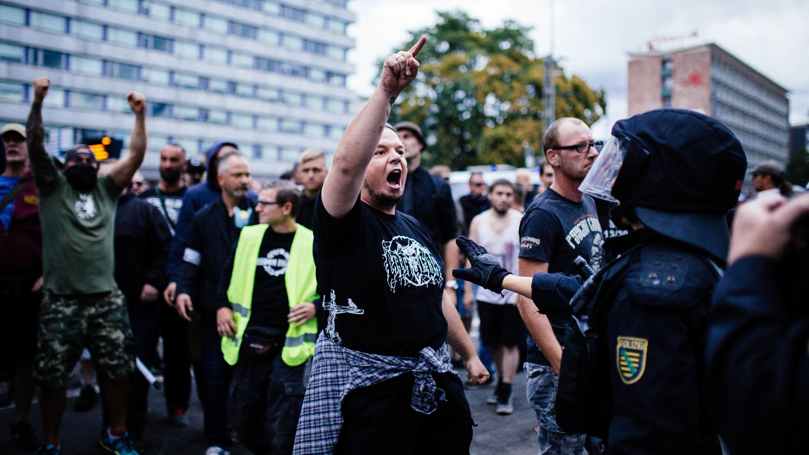 27.8.18 - Ausschreitungen bei Pro Chemnitz Veranstaltung - Nach dem Tod eines jungen Mannes bei einer Messerstecherei am frühen Sonntagmorgen, versammelten sich mehrere tausend Personen aus dem gesamten rechtsextremen Spektrum und Hooligan Milieu in 