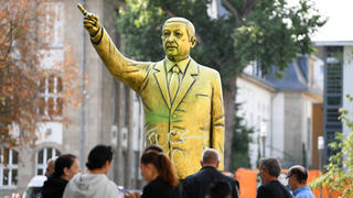 Erdogan-Statue in Wiesbaden.