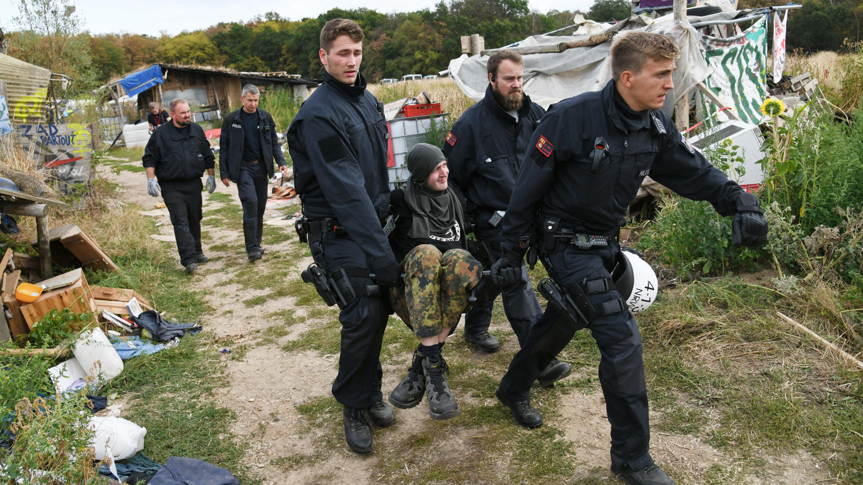 Die Polizei hat ein Aktivistencamp von Braunkohlegegnern am Hambacher Forst durchsucht.