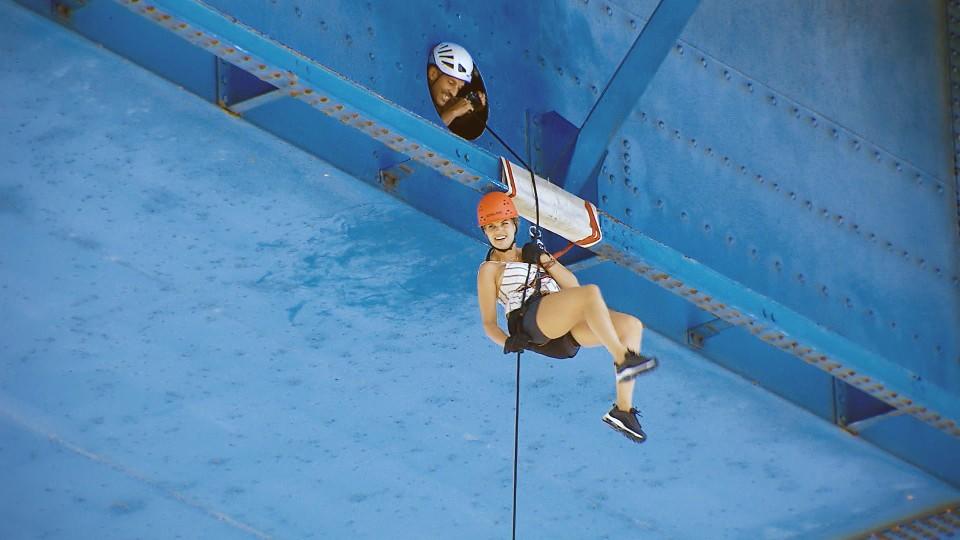 Action pur! Nadine und Filip müssen sich aus dem Inneren der Juliana-Brücke auf Curaçao abseilen.