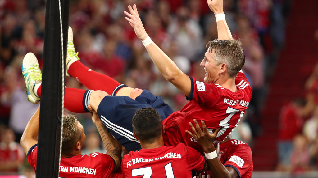 Er lebe hoch: Bastian Schweinsteiger lässt sich bei seinem Abschiedsspiel feiern