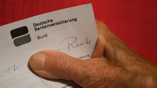 ARCHIV - 07.11.2017, Baden-Württemberg, Weingarten: Eine Rentnerin hält ihren Rentenbescheid in der Hand.  Union und SPD haben sich auf ein umfassendes Rentenpaket verständigt. (zu dpa "Union und SPD einigen sich auf Rentenpaket" vom 28.08.2018) Foto: Felix Kästle/dpa +++ dpa-Bildfunk +++