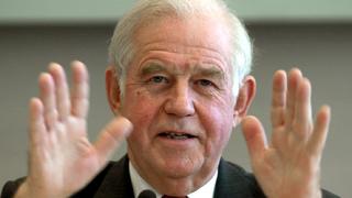 ARCHIV - 14.12.2001, Sachsen, Dresden: Mit erhobenen Händen spricht der damalige sächsische Ministerpräsident Kurt Biedenkopf (CDU)  während einer Pressekonferenz im sächsischen Landtag. Der frühere sächsische Ministerpräsident Biedenkopf hielt seine Landleute im Freistaat im Jahr 2000 für gefeit und «völlig immun» gegenüber «rechtsradikalen Versuchungen». (zu dpa "Die Mär vom Freistaat Sachsen, der gegen Rechts immun ist" vom 28.08.2018) Foto: Ralf Hirschberger/dpa-Zentralbild/dpa +++ dpa-Bildfunk +++
