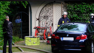 Zwei Feuerwehrmänner stehen 31.05.2017 vor einem Haus im Haan (Nordrhein-Westfalen), in dem ein 82-Jähriger von Einbrechern überfallen und gefesselt wurde. In seinem Haus legten die Unbekannten Feuer. (zu dpa/lnw «Rentner zu Hause überfallen - Räuber zünden Haus an» vom 01.06.2017) Foto: Olaf Staschik/dpa +++(c) dpa - Bildfunk+++