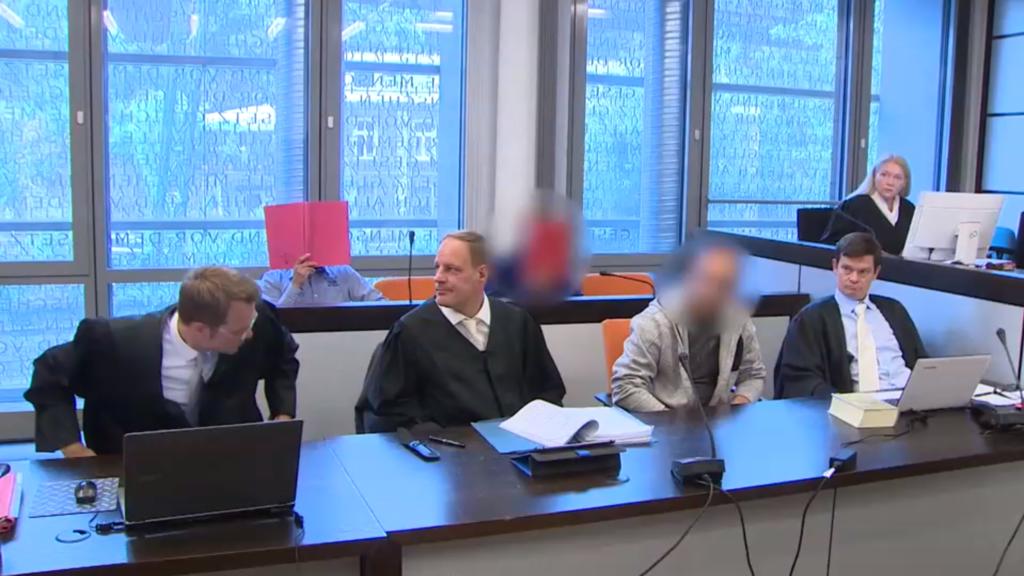 Ein Gerichtsfoto aus dem Landgericht Wuppertal. Angeklagt sind jetzt drei Männer und eine Frau.