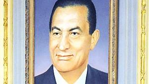 ARCHIV - Omar Suleiman sitzt unter einem Porträt von Hosni Mubarak in Kairo (Archivfoto vom 06.02.2011). Der ägyptische Präsident Hosni Mubarak könnte einem Bericht der BBC zufolge noch am Abend zurücktreten und die Macht an seinen Stellvertreter Omar Suleiman übertragen. Hossan Badrawi, Generalsekretär der ägyptischen Regierungspartei NDP sagte dem britischen Sender BBC, er hoffe, dass Mubarak die Macht übertrage. Mubarak werde «sehr wahrscheinlich» am Abend zur Nation sprechen. Auch von der Armee wurde in Kürze ein Statement erwartet. EPA/SELIMAN EL OTEIFI  +++(c) dpa - Bildfunk+++