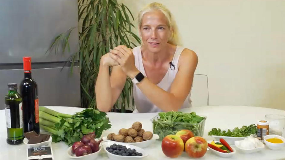 Ernährungswissenschaftlerin Ursula Klein mit Lebensmitteln für die "Sirtfood"-Diät.