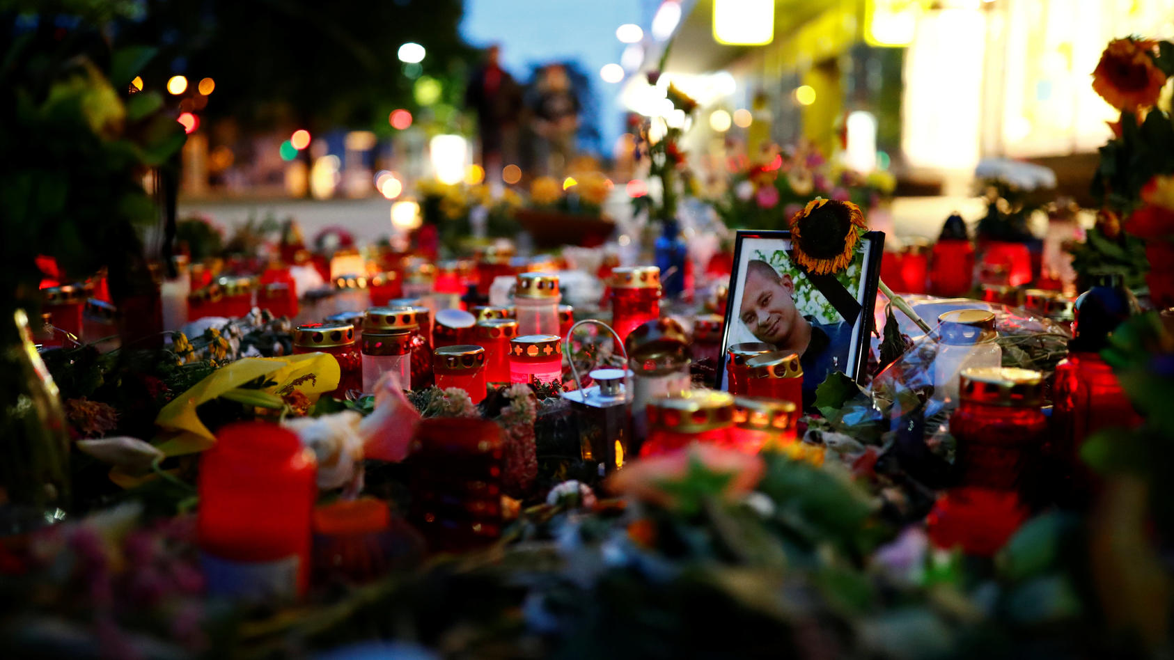 Kerzen und Blumen am Tatort des erstochenen Mannes in Chemnitz.