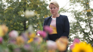 31.08.2018, Sachsen, Chemnitz: Bundesfamilienministerin Franziska Giffey (SPD) steht am Tatort vor zahlreichen Blumen und Kerzen. Am 26. August 2018 war in Chemnitz ein 35 Jahre alter Deutscher durch Messerstiche getötet worden. Nach der Tat zogen überwiegend rechte Demonstranten durch die Stadt, von denen einige Ausländer angriffen. Foto: Sebastian Kahnert/dpa +++ dpa-Bildfunk +++