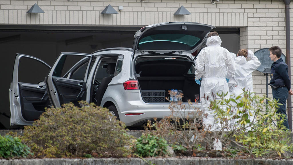 31.08.2018, Hessen, Mörlenbach: Mitarbeiter der Spurensicherung stehen vor einer Garage am Einfamilienhaus, in dem bei einem Brand zwei tote Kinder geborgen wurden. Zwei Erwachsene, vermutlich die Eltern, wurden von der Feuerwehr aus einem laufenden
