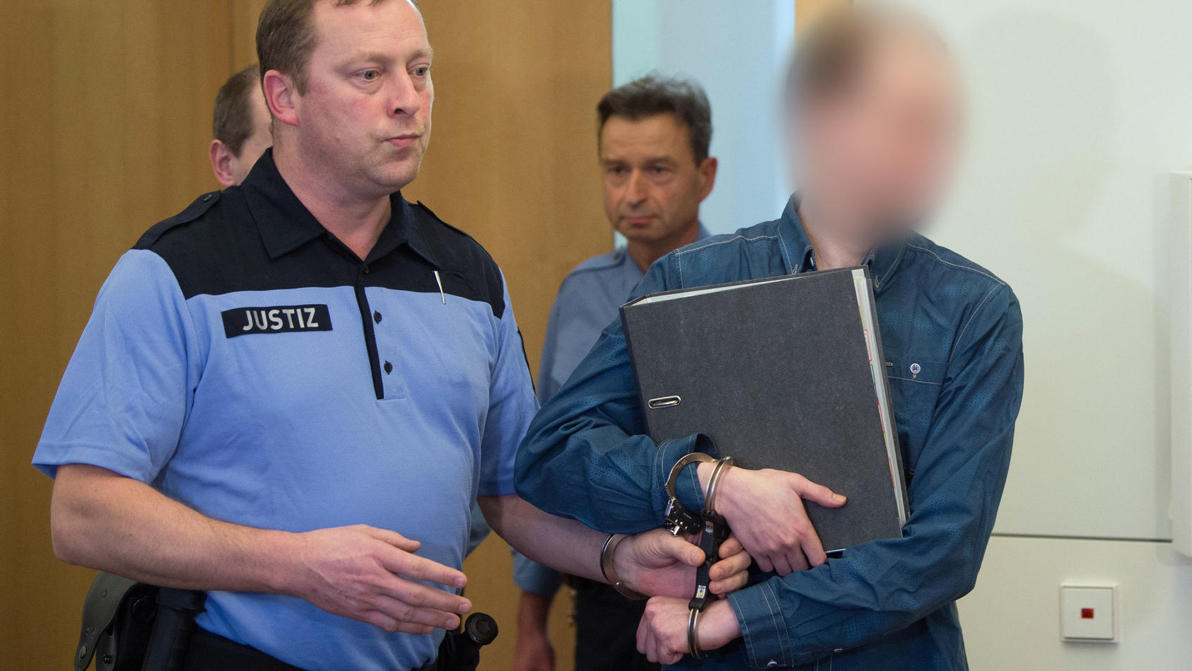 Das Bild ist vom Prozessauftakt am 31. Januar 2018. Nun ist das Urteil im Prozess um den Moschee-Anschlag am Dresdner Landgericht gefallen: Knapp 10 Jahre Haftstrafe.