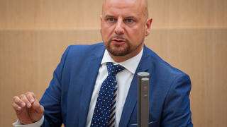 ARCHIV - 07.03.2018, Baden-Württemberg, Stuttgart: Stefan Räpple(AfD) hält bei einer Debatte im Landtag von Baden-Württemberg eine Rede. (zu dpa «Kritik an Chemnitz-Reise von AfD-Landtagsabgeordneten» vom 28.08.2018) Foto: Christoph Schmidt/dpa +++ dpa-Bildfunk +++