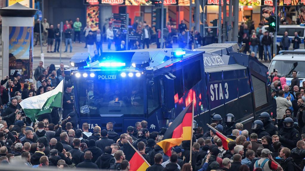 Chemnitz: Wasserwerfer bringen sich bei der Demonstration von AfD und dem ausländerfeindlichen Bündnis Pegida in Stellung