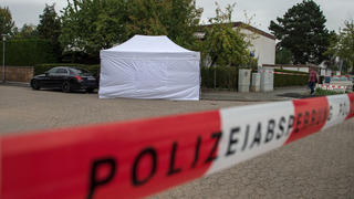 03.09.2018, Hessen, Darmstadt: Ein Zelt der Polizei steht am Fundort einer Leiche. Nach Polizeiangaben sollen mehrere Anwohner Schüsse gehört haben. Eine leblose Frau wurde auf der Straße aufgefunden. Foto: Silas Stein/dpa +++ dpa-Bildfunk +++