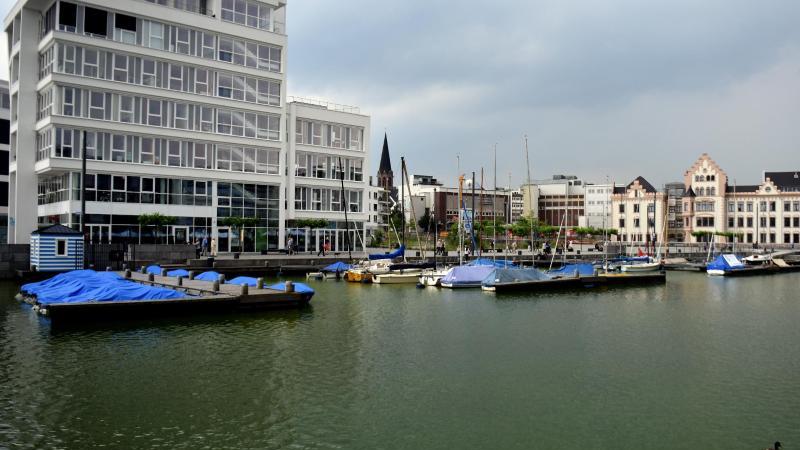 Dunkle Wolken über dem Hafen Hörde in Dortmund