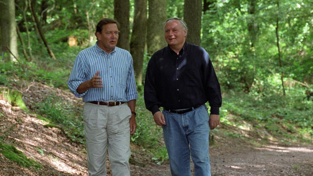 Gerhard Schröder (li., Deutschland/SPD/Ministerpräsident Niedersachsen) neben Oskar Lafontaine (Deutschland/SPD-Bundesvorsitzender/Ministerpräsident Saarland) während eines Waldspaziergangs im Saarland bei Orscholz