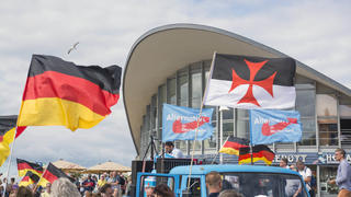5.08.2018, Mecklenburg-Vorpommern, Warnemünde: Anhänger und Mitglieder der AfD nehmen an einer Kundgebung ihrer Partei gegen eine angebliche Islamisierung teil.
