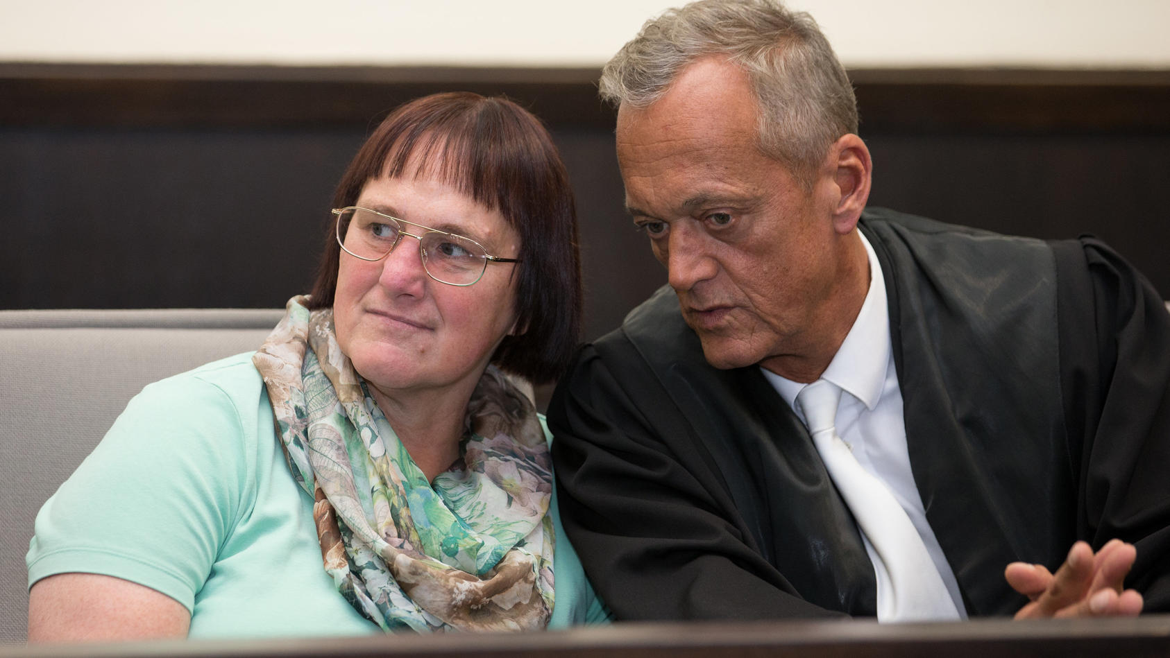 Die Angeklagte Angelika W. (l) sitzt am 5. September 2018 neben ihrem Verteidiger Peter Wüller (r) im Landgericht Paderborn.
