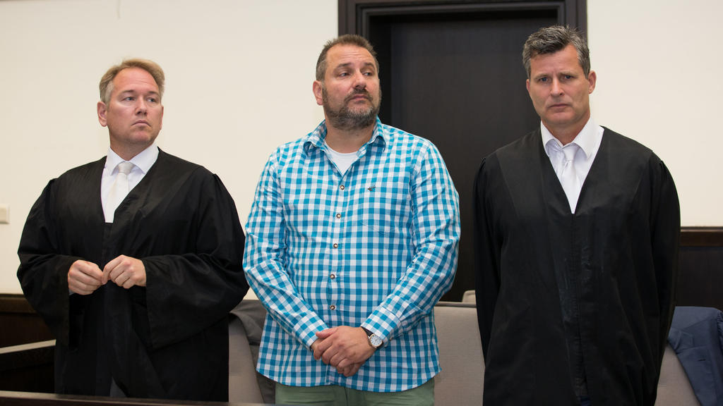 Der Angeklagte Wilfried Max W. (M) steht neben seinen Verteidigern Carsten Ernst (l) und Detlev Binder (r).