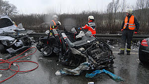 Wegen eines erneuten Wintereinbruchs in großen Teilen Deutschlands kam es zu vielen Unfällen, wie hier auf der A2.