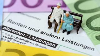 Seniorenpaar sitzt auf Steuererklärung, Symbolfoto RenteSenior couple sits on Tax returns Symbolic image Pension