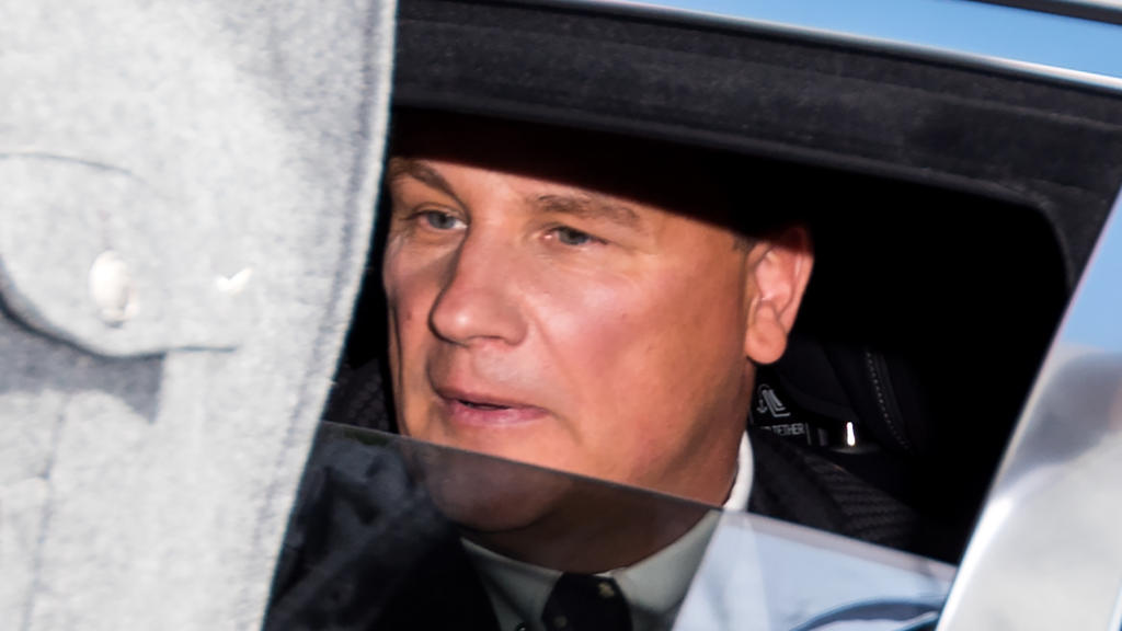 08.09.2018, Schleswig-Holstein, Sylt, Keitum: Modedesigner Guido Maria Kretschmer verlässt nach seiner Hochzeit mit Frank Mutters in einer Limousine und abgeschirmt durch einen Mitarbeiter eines Sicherheitsdienstes das Gelände der Kirche St. Severin.